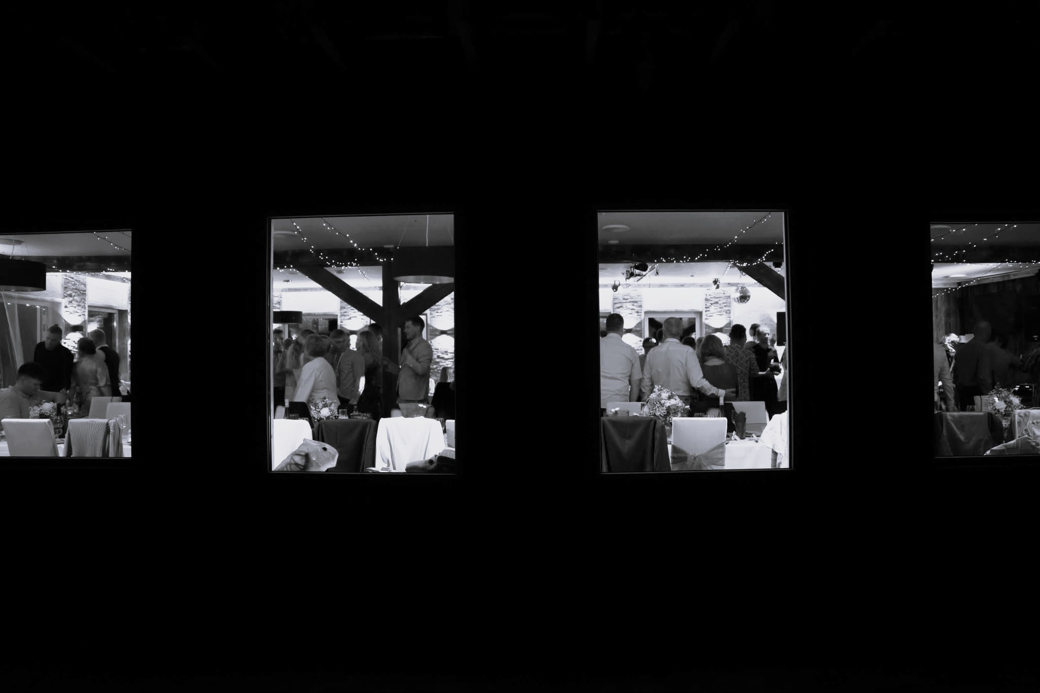 Muusika: Kiiora “Flaming O” “Mere südames” on numberid, mida ei saa päris tantsuks nimetada. Vastukaaluks sisaldub “Kosjapralles” lausa kaks tantsu, mida tingis